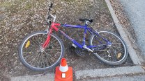 Cyklistka bez helmy přejela do protisměru a havarovala. Na místě zemřela