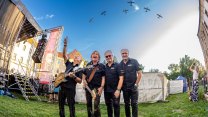 Šest letadel zahájilo koncert Olympiku věnovaný desce Bombarďák