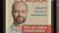 Senátor Láska tapetuje Prahu kampaní za miliony. Limit má vyšší díky dvojí kandidatuře