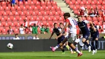 Dvě červené a šest gólů. Slavia v divokém zápase zničila Slovácko