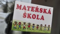Pozdní příchody, tenisky do sněhu. Chybí nám speciální pedagogové, zní ze školek