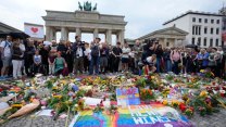 Slzy, duha  a stovky objetí. Lidé uctili u Brandenburské brány oběti sobotního útoku