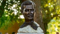 U Balatonu odhalili bustu Mercurymu. Čtyřicet let po památném koncertě Queen v Budapešti