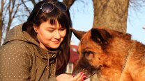 Hradecká veterinářka myslí na nemocné psy. Peče pro ně speciální pamlsky