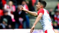 Ve Slavii se neusadil, teď je lepší než Messi. Vytáhlý útočník sází gól za gólem