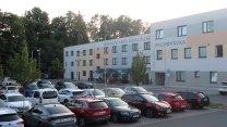 Místo zastávky cesta kolem hřbitova. Vytížený plzeňský sportovní areál MHD stále jen míjí