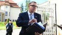 Cizinci jako terč. Juchelka si je pochvaluje, Okamura na ně útočí