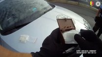 Já drogy neberu, tu tašku jsem našel, řekl muž policistům. Pak mu v autě našli pervitin