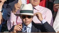 Princ George nastoupil na prestižní školu. Přezdívá se jí líheň gentlemanů