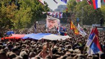 Pohřeb Mladiče pobouřil Brusel. Šokoval transparent i účast ministrů