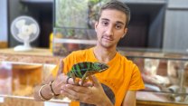 Doma chová desítky pralesních žab a další živočichy, v práci pečuje o žirafy a zebry