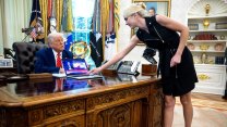 Trump rozdal nejbližším asistentkám štědré finanční dary
