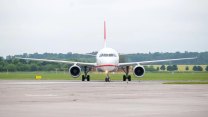 Desítky tisíc lidí uvázly na letištích. Británie ruší tisíce letů