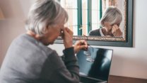 Seniorka z Olomoucka uvěřila, že jí ukradli identitu. Přišla o 1,4 milionu