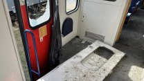 VIDEO: Uvnitř vlaku zdemolovaného fandy Zbrojovky. Takto zničený dojel do Brna