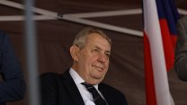 Zemana opět navštívil jeho nejvěrnější fanoušek. Daroval mu 82 sklenic okurek