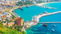 Plivl na tureckou vlajku, skončil ve vězení. Britský turista čeká na soud