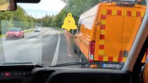 Silničáře na Tachovsku překvapil naháč. Pohrál si s jejich dodávkou