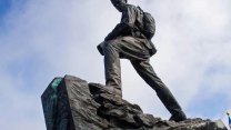 Rusko odhalilo pomník, kde voják ničí symbol Japonska. Tokio zuří, Moskva se vysmívá