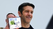 Apple sedm let po Samsungu představil svůj první skládací telefon