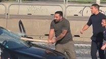 Šílená rvačka v srdci Prahy. Na videu je mlácení tyčí i řev, policie odhalila detaily