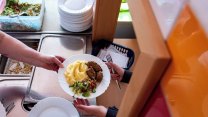 Rodiče požadují ve školních jídelnách více zeleniny a pestrost. Kantýny se jim to chystají splnit