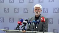 Utište emoce a dodržujte pravidla, vyzval politiky Pavel