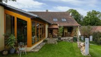 Letní byt v Malenicích: Otevřený dům nad starým sklepem splynul se svahem