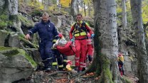 Jedenáctiletá dívka spadla v Beskydech ze skály a poranila si páteř