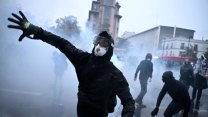 Vodní děla, slzný plyn. Ve Francii vyšlo do ulic 800 000 lidí, čtvrt milionu v Paříži