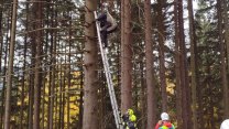 Paraglidista na Orlickoústecku uvízl ve dvacetimetrové výšce. Vyprošťovali ho hasiči se záchranáři