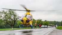 Dva lidé spadli na rozestavěné dálnici D11 z nedokončeného mostu, jeden nepřežil