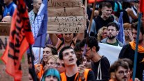 Násilí v ulicích  Barcelony na vlastní oči. Zpravodaj Aktuálně.cz popisuje horké dění