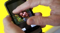 Drahá oprava, nebo pár korun za zálohu? Češi riskují ztrátu fotek v mobilu