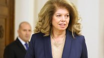 Bulhaři volí prezidenta. Favoritkou je Jotovová, vyzývá ji bývalý premiér Gjurov
