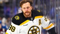 Pastrňák pomohl Bostonu gólem k výhře nad San Jose, prosadil se i Hertl