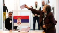 Srbové rozhodují o novém parlamentu. Volby jsou podle médií referendem o Vučičovi