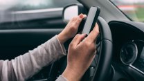 Řidička v Utahu sledovala za volantem porno a způsobila nehodu, při níž zahynul člověk