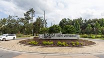 Potyčka na floridské univerzitě se zvrhla ve střelbu. Polovina zraněných jsou děti