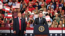 V době koncernových škrtů postaví Audi novou továrnu v USA. Nebýt cel, tak by sem nepřišli, řekl Trump