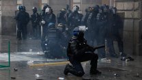 Přes tisíc zatčených. Francouzská poliice po protestch zadržela výtržníky